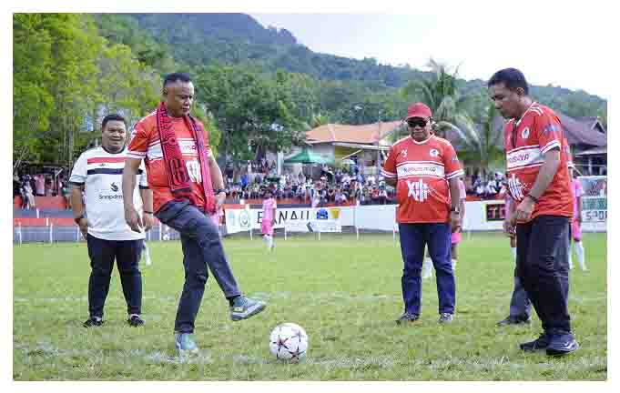 Wali Kota Tidore Kepulauan Muhammad Sinen, SE mengoper bola ke Wakil Wali Kota Ahmad Laiman, S_Sos untuk dilakukan tendangan pertama sebagai tanda dibukanya pertandingan sepak bo