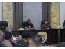 Wali Kota Tidore Kepulauan Muhammad Sinen didampingi Sekretaris Daerah H Ismail Dukomalamo mengikuti Zoom Meeting