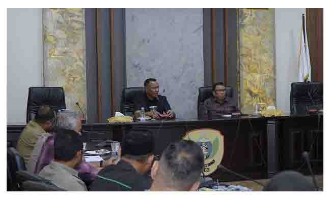 Wali Kota Tidore Kepulauan Muhammad Sinen didampingi Sekretaris Daerah H Ismail Dukomalamo mengikuti Zoom Meeting