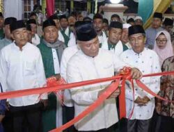 Wali Kota Tidore Kepulauan melakukan pengguntingan pita
