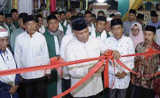 Wali Kota Tidore Kepulauan melakukan pengguntingan pita