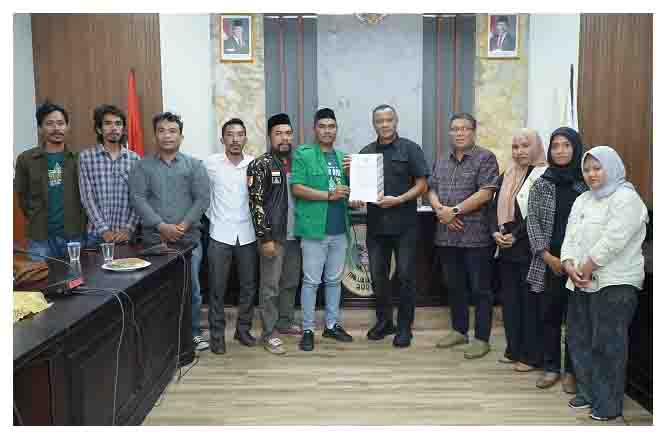 Wali Kota dan Sekda usai melakukan pertemuan dengan GP Ansor dan Fatayat,