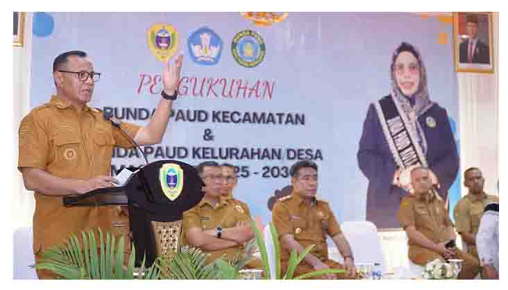 Walikota Tidore Kepulauan, Muhammad Sinen, SE menghadiri dan menyampaikan sambutan pada Pengukuhan Bunda PAUD Kecamatan, dan Bunda Paud DesaKelurahan periode 2025-2030 (3)