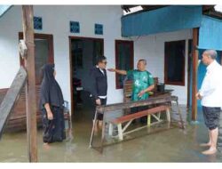 Wakil Walikota Tidore kepulauan Ahmad Laiman, di dampingi Asisten Sekda Bidang Perekonomian dan Pembangunan Taher Husain, meninjau lokasi banjir.