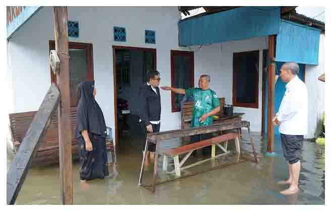 Wakil Walikota Tidore kepulauan Ahmad Laiman, di dampingi Asisten Sekda Bidang Perekonomian dan Pembangunan Taher Husain, meninjau lokasi banjir.