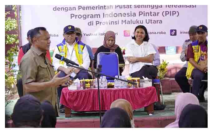 Wali Kota Tidore Kepulauan Muhammad Sinen, SE memberikan Sambutan pada Kunjungan Kerja Anggota DPR RI dalam Rangka Pemberian Beasiswa PIP dan Penyerahan BSPS