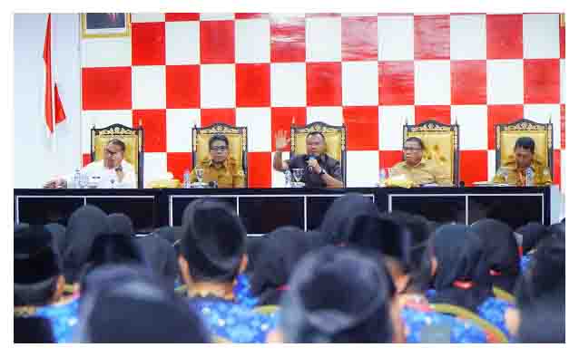 Wali Kota Tidore Kepulauan Muhammad Sinen, SE memberikan arahan sekaligus menyerahkan SK kepada perwakilan PPPK Tahan II Tahun 2024 di Aula Sultan Nuku Kantor