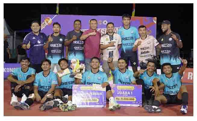 Wali Kota Tidore Kepulauan Muhammad Sinen, SE menyerahkan hadiah beserta bonus uang Pembinaan kepada tim Volly Darusalam dari kelurahan Tomalou