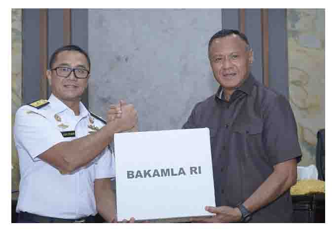Penyerahan Cenderamata dari Wali Kota Tidore Kepulauan kepada Bakamla RI dan sebaliknya_ (1)