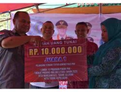 Staf Ahli Walikota Bidang Ekonomi, Pembangunan dan Keuangan Abdul Hakim Adjam menyerahkan Piagam dan hadiah kepada Ketua TP PKK