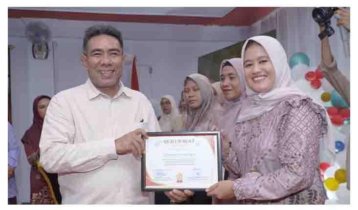 Wakil Wali Kota Tidore Kepulauan Ahmad Laiman, S.Sos menyerahkan Sertifikat Penghargaan kepada Tenaga Kesehatan Teladan pada Gala Diner Peringatan Hari Kesehatan Nasional ke-61