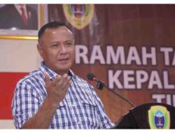 Wali Kota Tidore Kepulanan Muhammad Sinen, SE menyampaikan sambutan pada acara Ramah Tamah sekaligus perkenalan Kepala KejaksaaTidore yang baru di Aula Sultan Nuku, Selasa (4112025 malam (6)