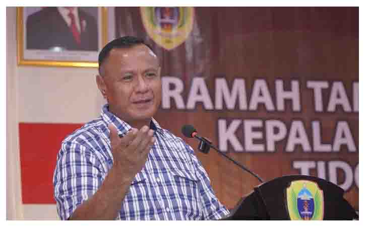 Wali Kota Tidore Kepulanan Muhammad Sinen, SE menyampaikan sambutan pada acara Ramah Tamah sekaligus perkenalan Kepala KejaksaaTidore yang baru di Aula Sultan Nuku, Selasa (4112025 malam (6)