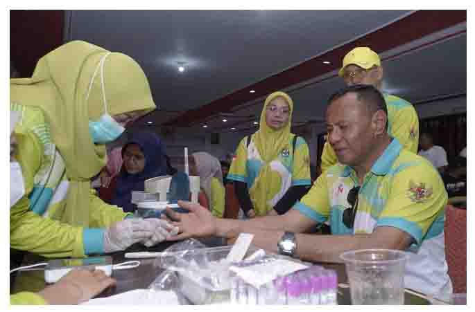 Wali Kota Tidore Kepulauan Muhammad Sinen, SE melakukan pemeriksaan Golongan Darah sebelum Donor Darah