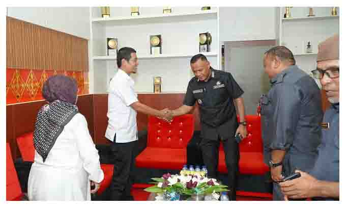 Wali Kota Tidore Kepulauan, Muhammad Sinen, SE menerima kunjungan Kepala Balai Pelestarian Kebudayaan XXI, Winarto, S.S. bersama rombongan terkait koordinasi persiapan Kedatangan Menteri Kebudayaan Republik Indonesia Fadli Zon ke Tidore, bertempat di ruang kerja Walikota, Kantor Walikota Tidore Kepulauan,
