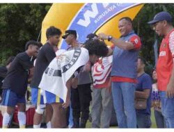 Wali Kota Tidore Kepulauan Muhammad Sinen, SE menyerahkan Piala bergilir kepada Putra FC dari Kelurahan Tuguwiha yang keluar sebagai Juara pada pertandingan Ruru Saya Open Tournamen