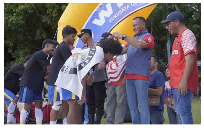 Wali Kota Tidore Kepulauan Muhammad Sinen, SE menyerahkan Piala bergilir kepada Putra FC dari Kelurahan Tuguwiha yang keluar sebagai Juara pada pertandingan Ruru Saya Open Tournamen