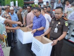Sekretaris Daerah kota Tidore Kepulauan H. Ismail Dukomalamo, S. Pd, MM mengumpulkan Donasi dari karyawan dan Karyawati Lingkup Pemerintah Kota Tidore Kepulauan pada Apel Bersama Peduli Bencana Banjir dan Longsor di Aceh dan Sumatera, di halaman Kantor Walikota,