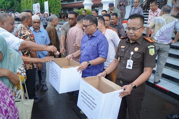 Sekretaris Daerah kota Tidore Kepulauan H. Ismail Dukomalamo, S. Pd, MM mengumpulkan Donasi dari karyawan dan Karyawati Lingkup Pemerintah Kota Tidore Kepulauan pada Apel Bersama Peduli Bencana Banjir dan Longsor di Aceh dan Sumatera, di halaman Kantor Walikota,