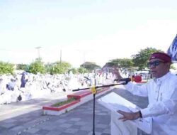 Wakil Walikota Tidore Kepulauan menyampaikan sambutam sekaligus melepas peserta Kegiatan Peragaan Manasik Haji tingkat PAUD TK, RASD, MIN, se Kota Tidore Kepulauan
