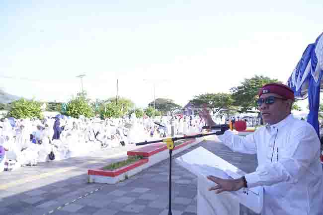 Wakil Walikota Tidore Kepulauan menyampaikan sambutam sekaligus melepas peserta Kegiatan Peragaan Manasik Haji tingkat PAUD TK, RASD, MIN, se Kota Tidore Kepulauan