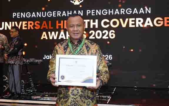 Walikota Tidore Kepulauan Muhammad Sinen, SE menerima penghargaan UHC Award Kategori Madya Tahun 2026 dalam acara Deklarasi dan Pencanangan UHC Award yang dirangkaikan dengan pemberian penghargaan