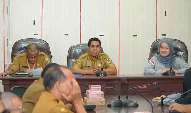 Diwakili Staf Ahli Bidang Hukum Politik dan Pemerintahan Asis Hadad memberikan arahan pada Rapat Koordinasi