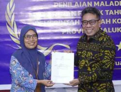 Kepala Ombudsman RI Perwakilan Maluku Utara Menyerahkan hasil Penilaian Opini Ombudsman RI Penilaian Maladministrasi Pelayanan Publik Tahun 2025 kepada Wakil Wali Kota Tidore Kepulauan' (3)