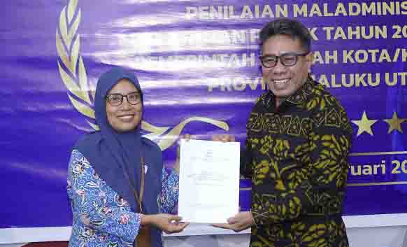Kepala Ombudsman RI Perwakilan Maluku Utara Menyerahkan hasil Penilaian Opini Ombudsman RI Penilaian Maladministrasi Pelayanan Publik Tahun 2025 kepada Wakil Wali Kota Tidore Kepulauan' (3)
