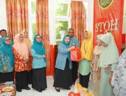 Tim Penggerak PKK dan Dharma Wanita Persatuan bekerja sama dengan Baznas Kota Tidore Kepulauan memberikan santunan kepada masyarakat