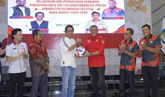 Wali Kota Tidore Kepulauan Muhammad Sinen selaku Ketua Umum PBVSI Malut menyerahkan bola kepada Wakil Bupati Halsel