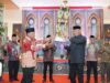 Walikota Tidore Kepulauan Muhammad Sinen menyerahkan Piala Juara Umum kepada Camat Tidore Utara Ade Soninga pada Penutupan MTQ ke-31