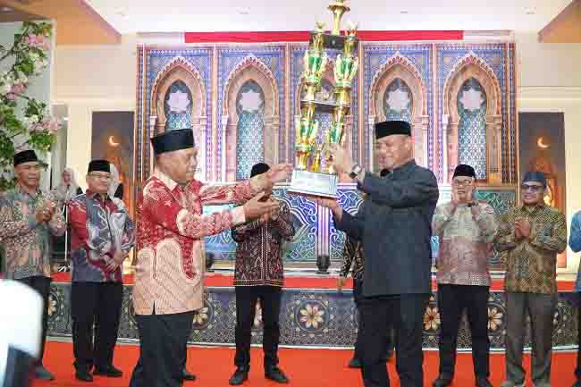 Walikota Tidore Kepulauan Muhammad Sinen menyerahkan Piala Juara Umum kepada Camat Tidore Utara Ade Soninga pada Penutupan MTQ ke-31