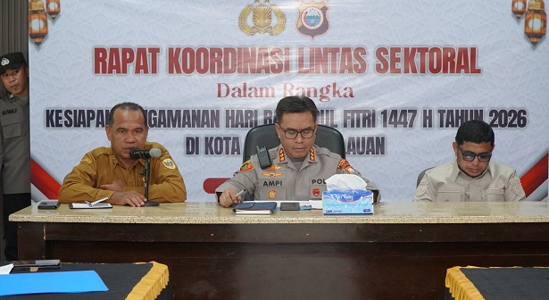 Staf Ahli Walikota Bidang Ekonomi, Pembangunan, dan Keuangan, Abdul Hakim Adjam memberikan arahan pada Rakor Linsek Kesiapan Pengamanan Idul Fitri 1447