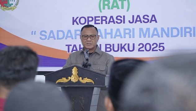 Wali Kota Tidore Kepulauan Muhammad Sinen, SE menyampaikan sambutan sekaligus membuka dengan Rapat Anggota Tahunan Koperasi Jasa Sadar Bahari Mandiri Tahun Buku 2025 di Kelurahan Rum