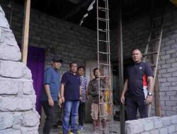 Wali Kota Tidore Kepulauan Muhammad Sinen didampingi Wakil Wali Kota Ahmad Laiman, Sekretaris Daerah beserta Pimpinan OPD meninjau langsung rumah warga yang rusak akibat gempa di Daratan Oba (3)