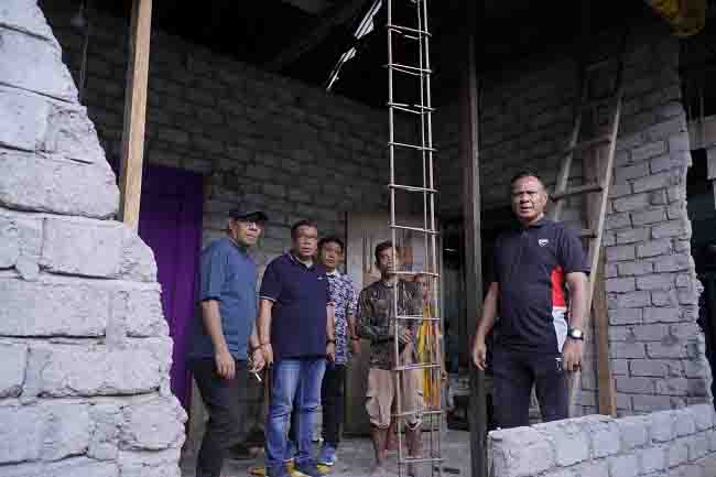 Wali Kota Tidore Kepulauan Muhammad Sinen didampingi Wakil Wali Kota Ahmad Laiman, Sekretaris Daerah beserta Pimpinan OPD meninjau langsung rumah warga yang rusak akibat gempa di Daratan Oba (3)