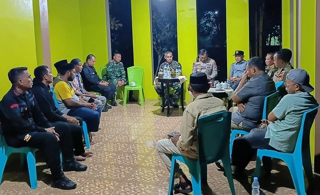 Danrem 152 Baabullah, Brigjen TNI Enoh Solehudin temui Tokoh Masyarakat dua Desa di Patani, Halmahera Tengah (Foto. Penrem 152)