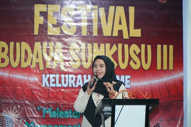 Ketua TP PKK Kota Tidore Kepulauan, Ny Hj Rahmawati Muhammad Sinen menyampaikan sambutan sekaligus membuka Festival Budaya Sumkusu Ke-III Tahun 2026