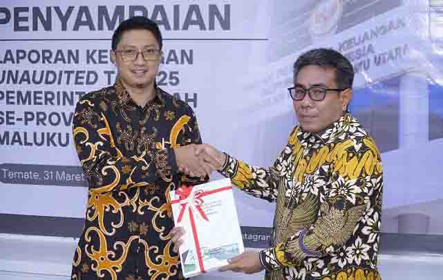 Wakil Walikota Tidore Kepulauan Ahmad Laiman menyerahkan Laporan Keuangan Unaudited Tahun Anggaran 2025 di Kantor BPK Perwakilan Provinsi Malut