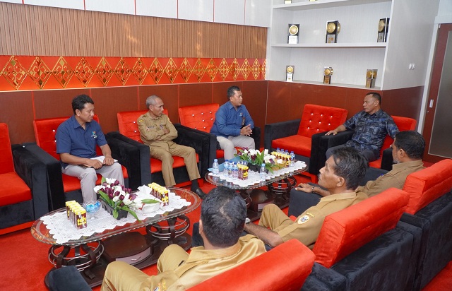Wali Kota Tidore Kepulauan Muhammad Sinen, SE bersama Asisten Sekda dan Staf Ahli Walikota, menerima kunker Kepala BPS Kota Tidore Kepulauan Oki Afrizal di ruang kerja Walikota