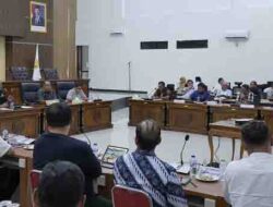 Wali Kota Tidore Kepulauan Muhammad Sinen menyampaikan arahan pada RDP antara Pemerintah Kota Tidore Kepulauan DPRD dan pihak investor