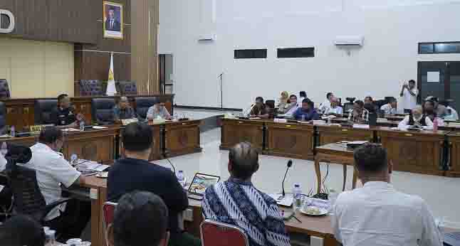 Wali Kota Tidore Kepulauan Muhammad Sinen menyampaikan arahan pada RDP antara Pemerintah Kota Tidore Kepulauan DPRD dan pihak investor