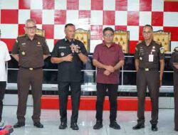 Wali Kota Tidore Kepulauan Muhammad Sinen menyampaikan arahan pada kegiatan Penerangan Hukum di Kota Tidore Kepulauan