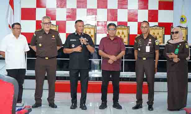 Wali Kota Tidore Kepulauan Muhammad Sinen menyampaikan arahan pada kegiatan Penerangan Hukum di Kota Tidore Kepulauan