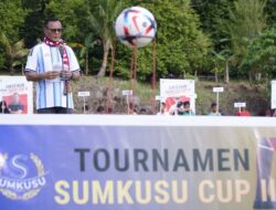 Wali Kota Tidore Kepulauan Muhammad Sinen menyampaikan sambutan sekaligus membuka Tournament Sumkusu CUP II Tahun 2026 di lapangan Sumkusu Kelurahan Ome Kecamatan Tidore Utara,