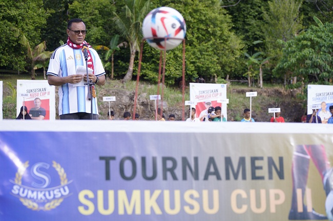 Wali Kota Tidore Kepulauan Muhammad Sinen menyampaikan sambutan sekaligus membuka Tournament Sumkusu CUP II Tahun 2026 di lapangan Sumkusu Kelurahan Ome Kecamatan Tidore Utara,