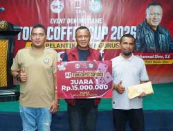 Wali Kota Tidore Kepulauan Muhammad Sinen yang juga selaku Ketua Pordi Provinsi Maluku Utara menyerahkan hadiah kepada pemenang lomba domino (8)