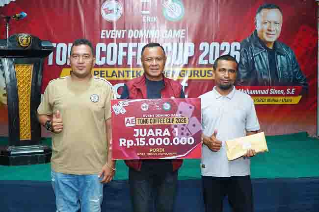 Wali Kota Tidore Kepulauan Muhammad Sinen yang juga selaku Ketua Pordi Provinsi Maluku Utara menyerahkan hadiah kepada pemenang lomba domino (8)