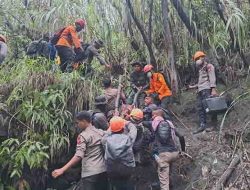 Jenazah korban saat dievakuasi tim SAR gabungan di puncak gunung api Dukono Halmahera Utara, Minggu, 10 Mei 2026